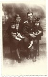 P2661N Subofițer rom&acirc;n cu soția și copiii, 1937, studio Elegant, Tulcea