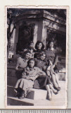 Bnk foto - Bucuresti - Grup de tinere la baza statuii Victor Eftimiu - 1955, Alb-Negru, Romania de la 1950, Cladiri