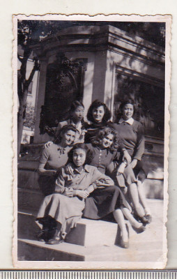 bnk foto - Bucuresti - Grup de tinere la baza statuii Victor Eftimiu - 1955 foto