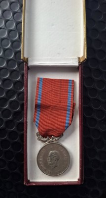 Medalia Virtute / Virtutea Militara model 2 de pace acordat in 1941 pt Rebeliunea Legionara din Bucuresti foto