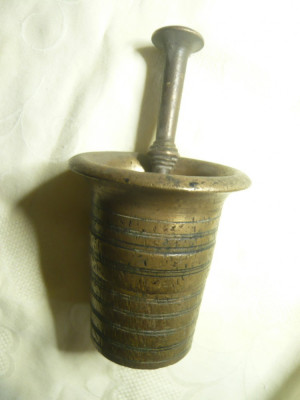 Minipiulita cu Pisalog- bronz ,h= 6,8cm ,inc.sec.XX foto