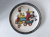 Farfurie decorativă pictată manual, semnata &bdquo;Elsy, 1960&rdquo;, motiv tren cu personaj de desene, 21cm diametru