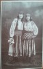 Fotografie tip carte postala, doua tinere in port popular, inceput de secol XX
