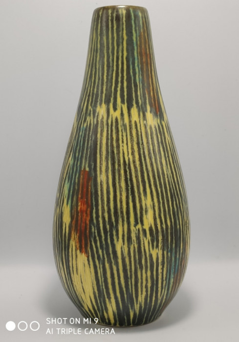 Vaza din ceramica de mijloc sec xx, curent Pop-Art -
