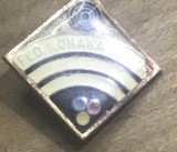 AMS2 Insignă vintage &bdquo;Fed. Rom&acirc;nă Popice&rdquo; (Federația Rom&acirc;nă de Popice), de formă romboidală, din metal și email, realizată &icirc;n perioada RSR