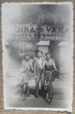 Biciclisti la Gradina de Vara, Raiul Pamantesc, Gogu Bogdan/ fotografie 1945 foto