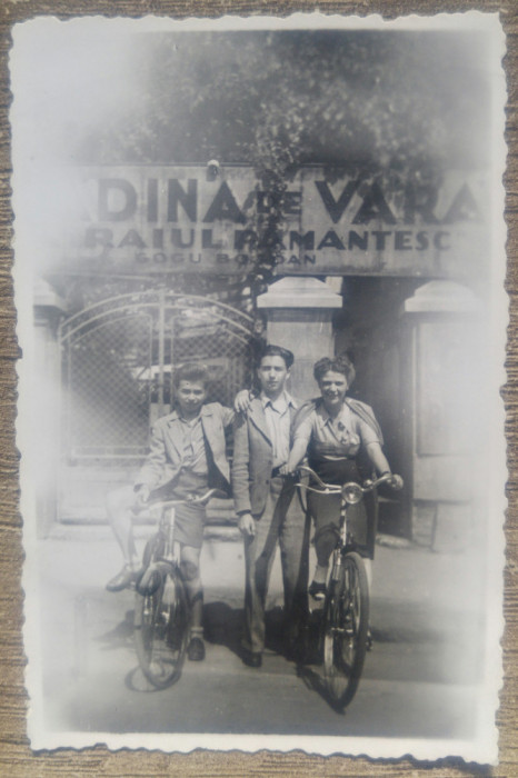 Biciclisti la Gradina de Vara, Raiul Pamantesc, Gogu Bogdan/ fotografie 1945