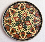 Farfurie decorativa vintage din alama pictata manual tip cloison, mozaic emailat, model coada de paun