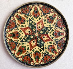 Farfurie decorativa vintage din alama pictata manual tip cloison, mozaic emailat, model coada de paun