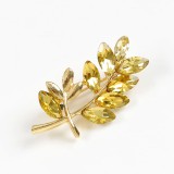 Brosa martisor frunza aurie