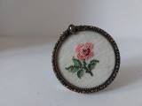 Rama vintage mica metal cu cusatura pe panza trandafir tablou miniatura de masa