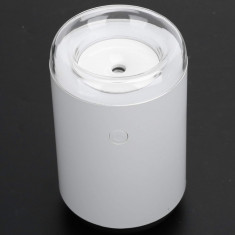 Un umidificator, purificator portabil USB de birou, generator de ceață, liniștit