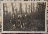 Tineri cu biciclete, intr-o padure// fotografie