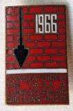 Consfatuirea pe tara a lucratorilor din constructii, anul 1966, Insigna superba cu email la cald