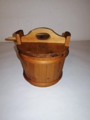 Cutie depozitare de bucatarie condimente sare zahar din lemn traditional Scandinavia sub forma de ciubar cu capac