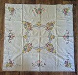 Față de Masă Tradițională Cusută Manual &icirc;n Cruciuliță &ndash; Model Floral 86x83 cm