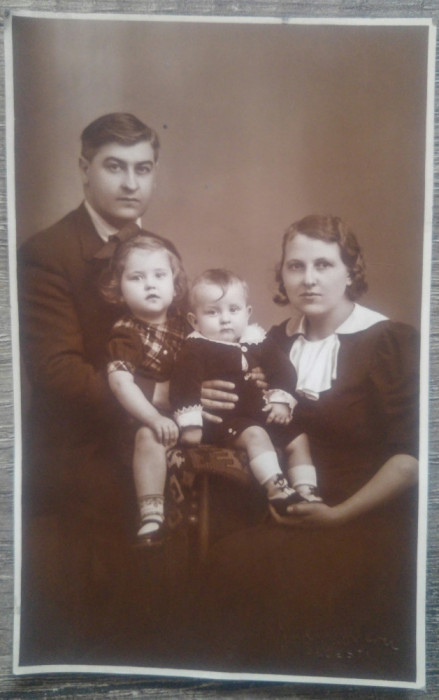 Portret de familie// Foto Modern Ploesti, tip CP