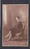 Fotografie tip Carte Postala - distinsa domnisioara in studio - atelier E Popp Ploiesti, Necirculata