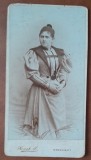 Fotografie pe carton, femeie cu coc, sfarsit de secol XIX