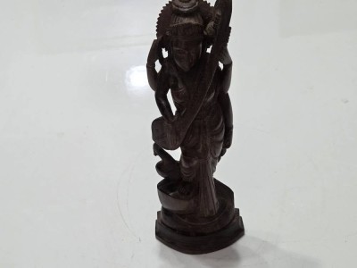 Statueta vintage Krishna cantand la chitara foto