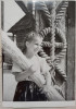 Fetita cu spice in fata unei porti maramuresene// fotografie de presa, Romania 1900 - 1950, Portrete