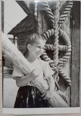 Fetita cu spice in fata unei porti maramuresene// fotografie de presa foto