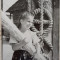 Fetita cu spice in fata unei porti maramuresene// fotografie de presa