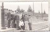 Bnk foto Excursionisti la Mausoleul Eroilor Marasesti 1978, Alb-Negru, Romania de la 1950, Cladiri