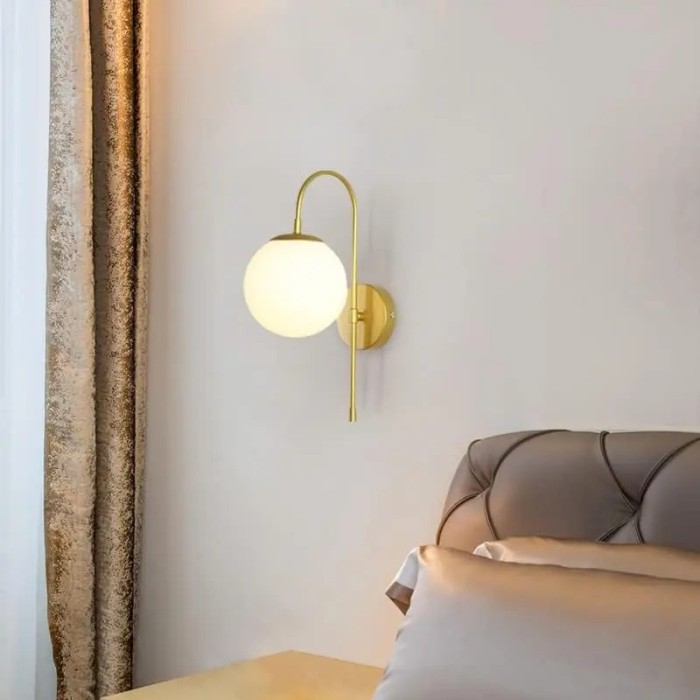 Aplica de perete 1 glob alb E14, corp auriu, design modern