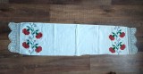 Stergar vechi taranesc cusut de mana pe panza, tindeu, model cu flori de garafa, dantela facuta de mana cu croseta, 135x 30cm