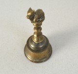 Vechi clopot Puja decorat cu Nandi, India