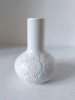 Vaza de portelan alb, vintage, Thomas Germany, cu flori emboasate, 10cm inaltime x 7cm diametru la burta