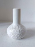 Vaza de portelan alb, vintage, Thomas Germany, cu flori emboasate, 10cm inaltime x 7cm diametru la burta
