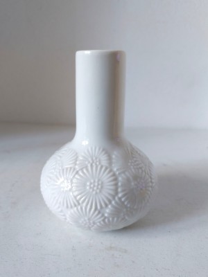 Vaza de portelan alb, vintage, Thomas Germany, cu flori emboasate, 10cm inaltime x 7cm diametru la burta foto