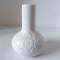 Vaza de portelan alb, vintage, Thomas Germany, cu flori emboasate, 10cm inaltime x 7cm diametru la burta