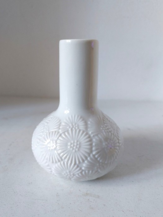 Vaza de portelan alb, vintage, Thomas Germany, cu flori emboasate, 10cm inaltime x 7cm diametru la burta