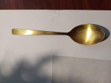 CY - Lingura frumoasa din alama / L: 20,50 cm / nu prezinta marcaje / stare!