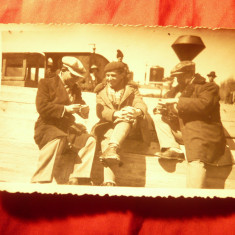 Fotografie veche cu 3 tineri in gara de provincie in Romania ,dim.= 8,6x5,6cm