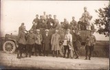 P676 Camion militar rom&acirc;nesc din Corpul Tracțiunii Automobile, cu cifra corpului vizibilă; ofițeri rom&acirc;ni &icirc;n uniforme model 1916 și 1923