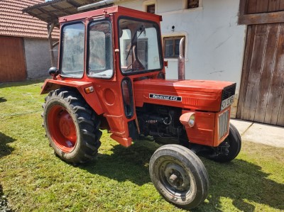 Tractor UTB universal 445 foto