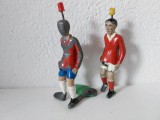 Lot 2 figurine fotbalisti de plumb, cu cate un picior actionabil, 7-8cm, vechi