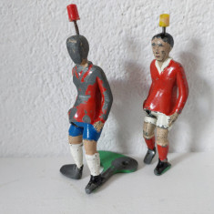 Lot 2 figurine fotbalisti de plumb, cu cate un picior actionabil, 7-8cm, vechi