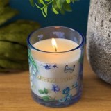 Lumanare parfumata alba cu aroma de crini in recipient de sticla bleu, &Oslash;7x8cm, 15 ore ardere, CMCLASS