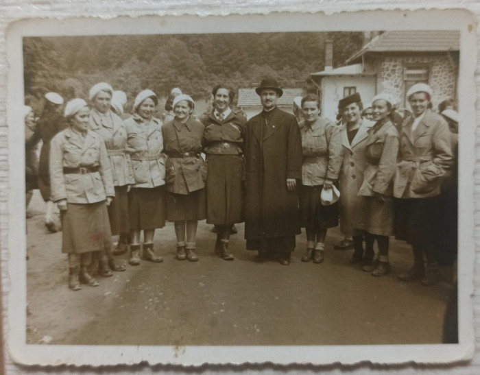 Un grup de comandante si preot, ridicarea pavilionului, Predeal 1940// foto
