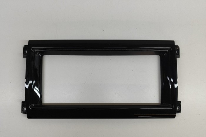 Ornament capac ecran navigație LAND ROVER DISCOVERY V L462 2017 OEM: HY32-047A04-A,HY32-047A04-A-INS-01 22811835