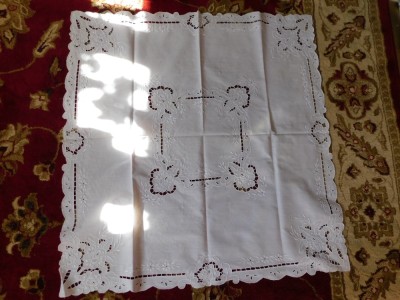 Fata de masa vintage ,broderie sparta superba foto