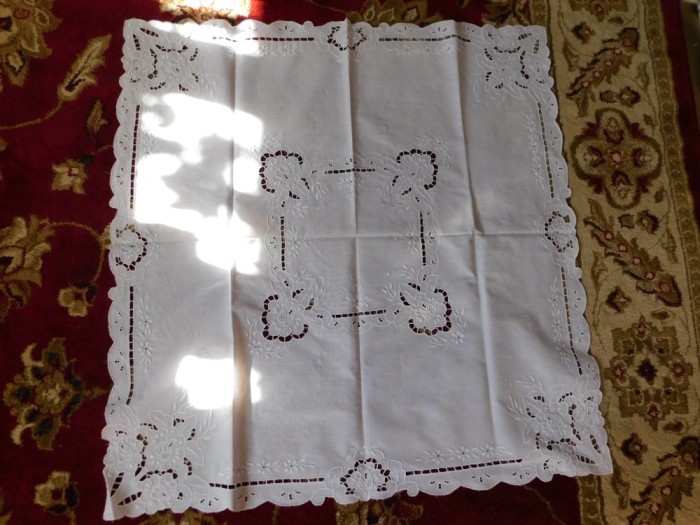 Fata de masa vintage ,broderie sparta superba