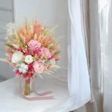 Buchet Boho Diafan cu Trandafiri si Bujori Criogenati, Plante Uscate si Pene decorative de Strut, Eventissimi&reg;