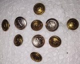 CY - Lot 10 nasturi vechi metalici rotunzi / 7 vechi (CFR) și 3 mai noi (MARINA)