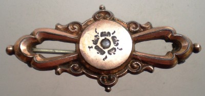 I.165 BROSA VECHE AURITA CU PERLA foto